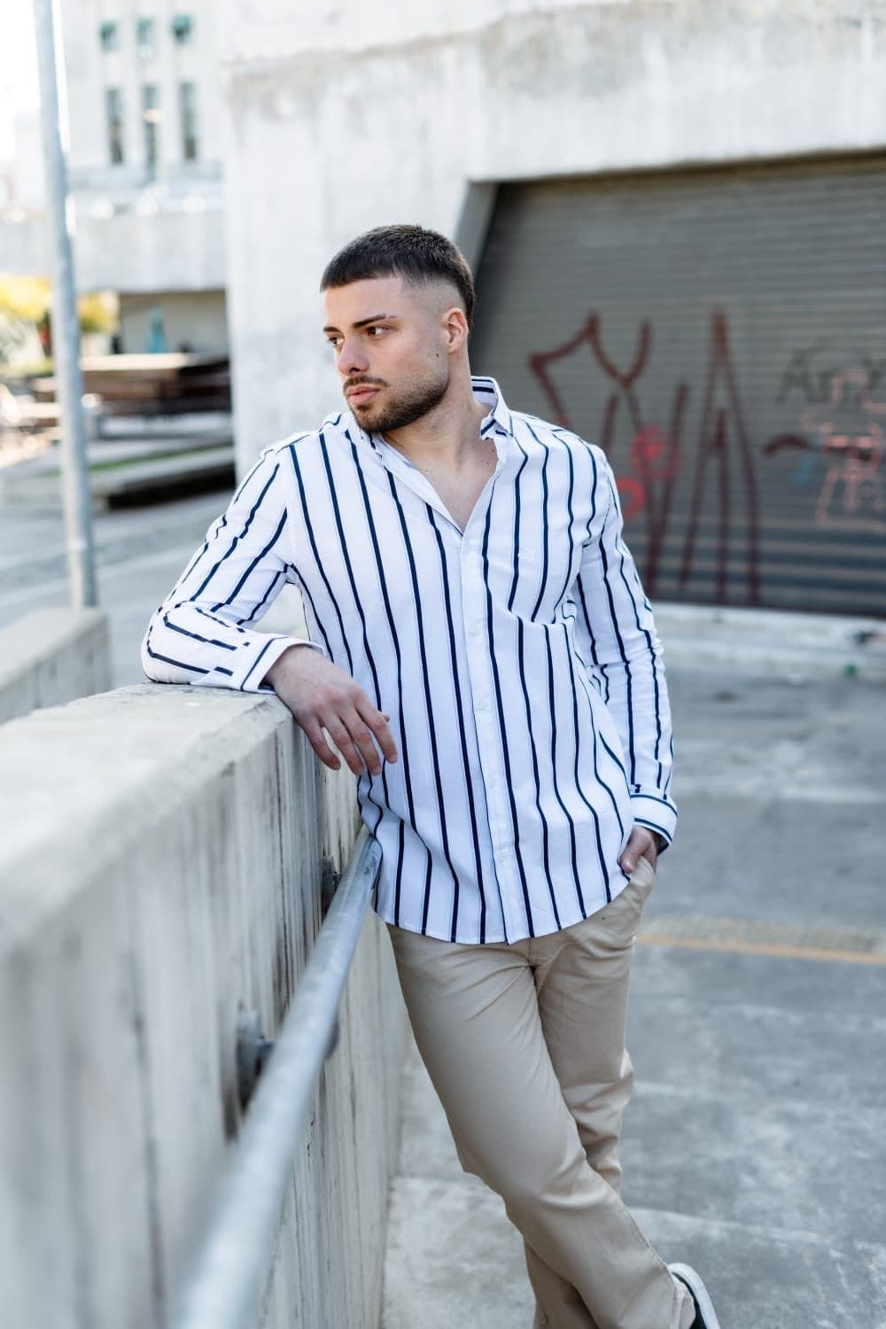 Outfit 01 · rayada ancha + chino beige