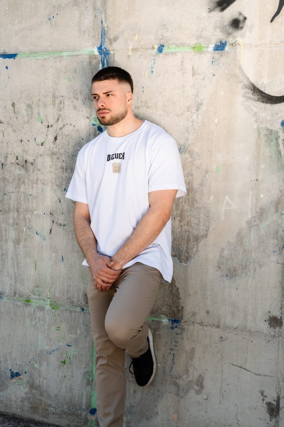 Outfit 02 · tee blanca + chino khaki