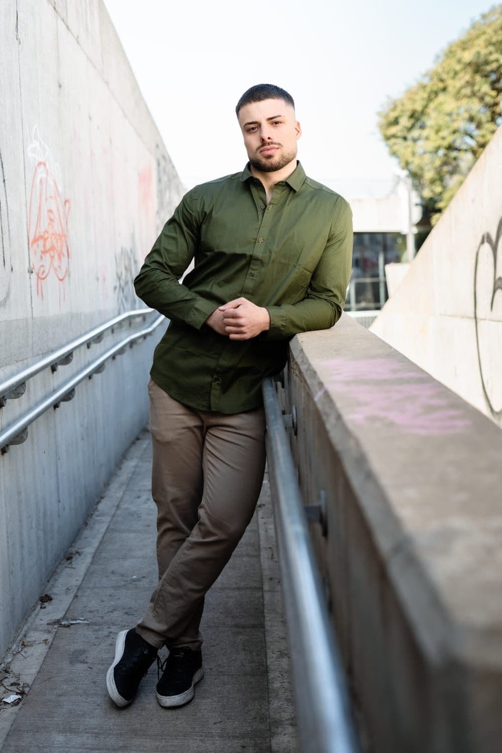Outfit 05 · verde militar + chino